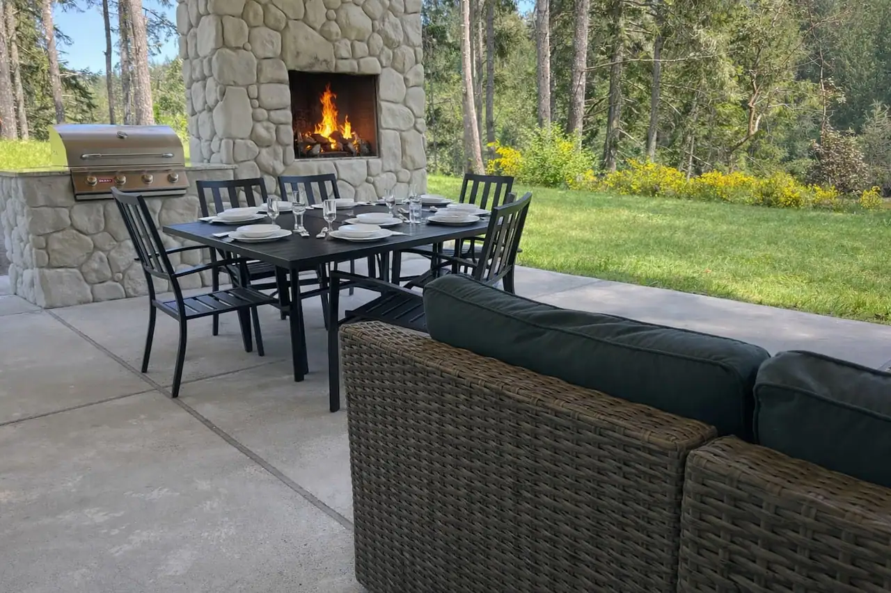 The Bay House: covered patio