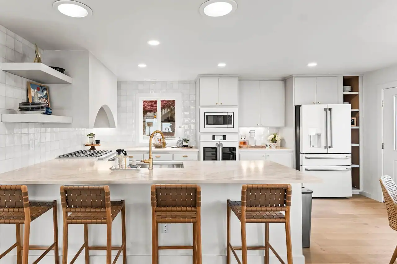 The Grand View: full kitchen